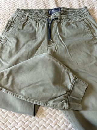 Pantalón Abercrombie & Fitch jogger. Verde Oliva.