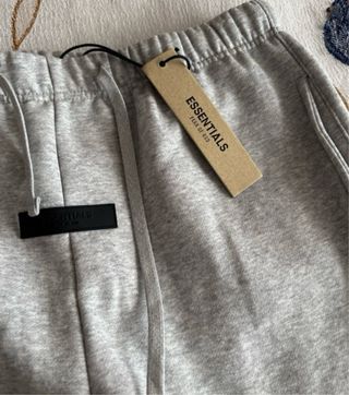 Pantalon ESSENTIALS grises