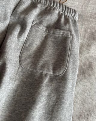 Pantalon ESSENTIALS grises