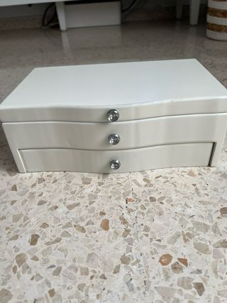 Joyero de madera con espejo y cajón. Blanco roto