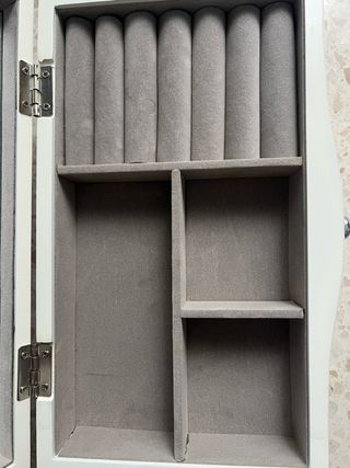 Joyero de madera con espejo y cajón. Blanco roto