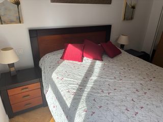 Cabecero y mesillas de madera