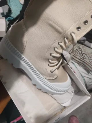 Botas deportivas beige y blancas