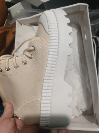 Botas deportivas beige y blancas