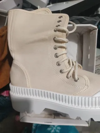 Botas deportivas beige y blancas