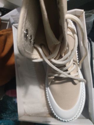 Botas deportivas beige y blancas