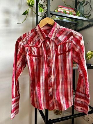 Camisa vaquera roja y rosa