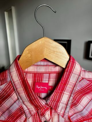 Camisa vaquera roja y rosa