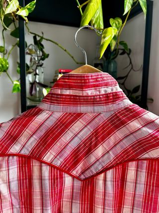 Camisa vaquera roja y rosa