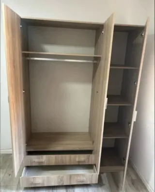 Armario de madera beige