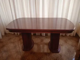 Mesa de comedor de madera oscura
