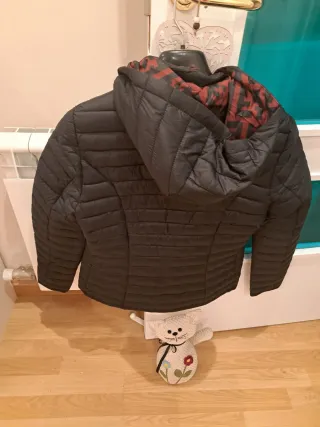 Cazadora negra con capucha y forro estampado