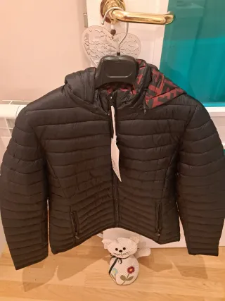 Cazadora negra con capucha y forro estampado