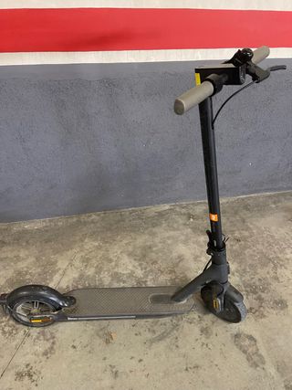Patinete eléctrico con cargador