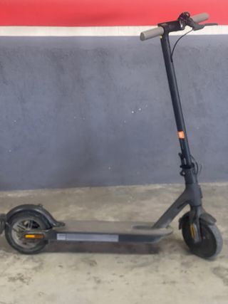 Patinete eléctrico con cargador