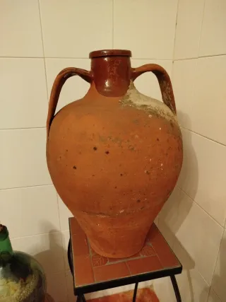 Cántaro de barro antiguo con asas