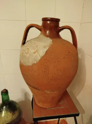 Cántaro de barro antiguo con asas