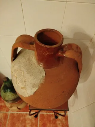 Cántaro de barro antiguo con asas