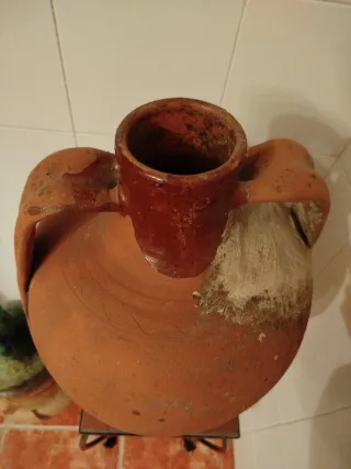 Cántaro de barro antiguo con asas