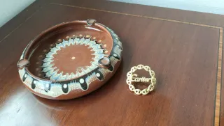 Lote Cenicero Cerámica y Broche Cartier Metal