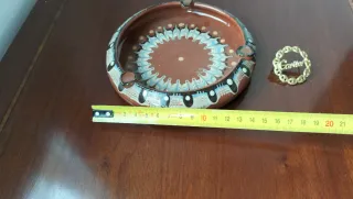 Lote Cenicero Cerámica y Broche Cartier Metal