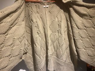 Jersey de punto beige con capucha