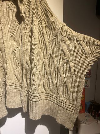 Jersey de punto beige con capucha