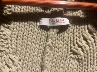 Jersey de punto beige con capucha