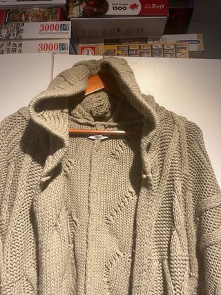 Jersey de punto beige con capucha