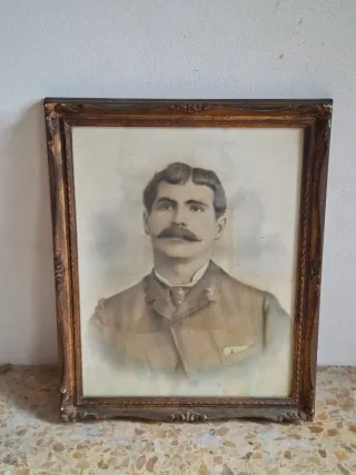 Ritratto storico antico uomo con baffi