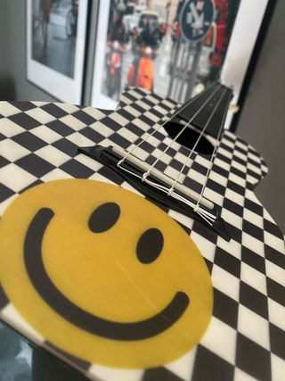 Ukelele Korala a cuadros con smiley