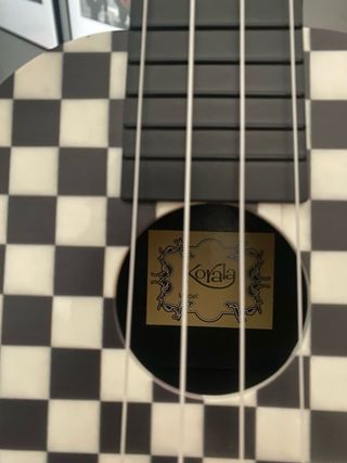 Ukelele Korala a cuadros con smiley