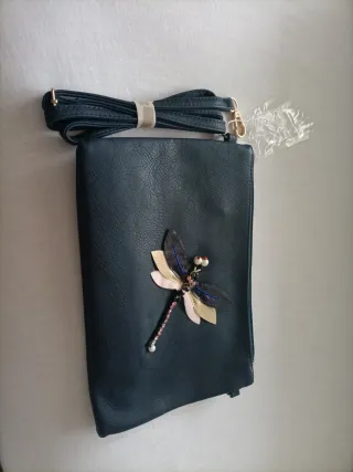 Bolso de mano azul con detalle de libélula