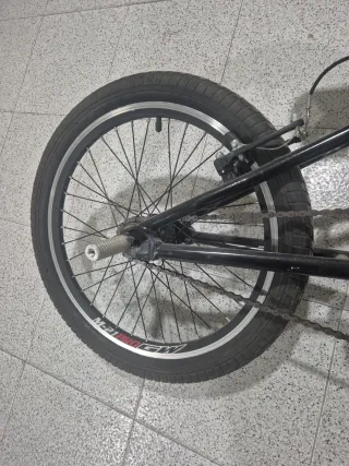 Bicicleta BMX negra