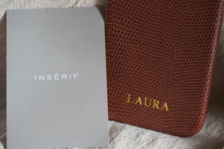 Funda iPhone 17 Pro Max grabada Laura Inserif