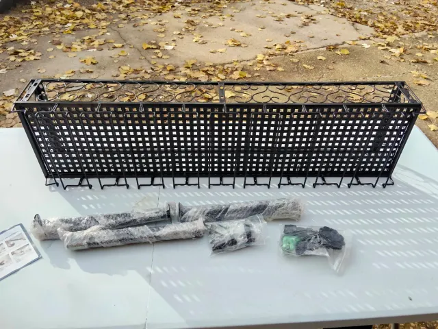 Estantería de metal negra para copas.