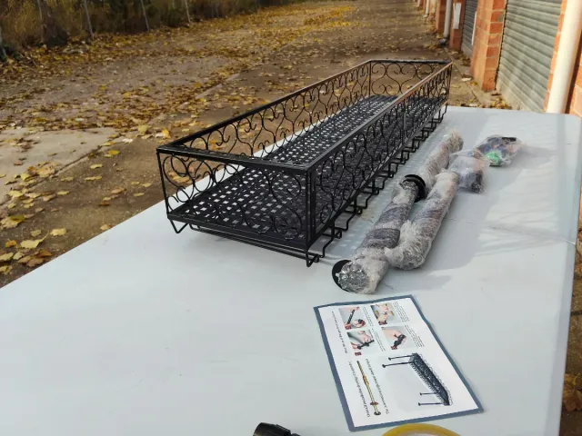 Estantería de metal negra para copas.