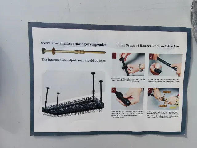 Estantería de metal negra para copas.