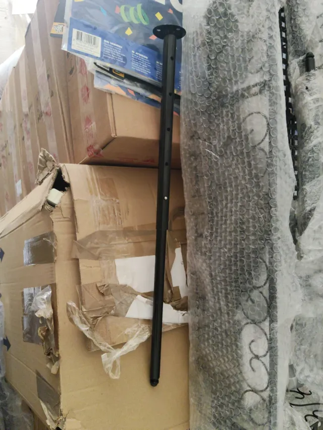 Estantería de metal negra para copas.