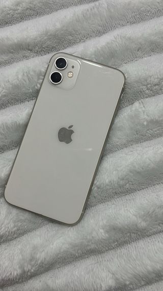 iPhone 11 bianco con batteria all'85%