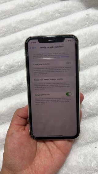 iPhone 11 bianco con batteria all'85%