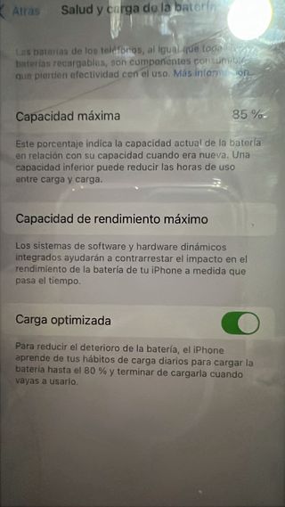 iPhone 11 bianco con batteria all'85%