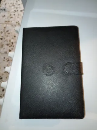 Funda negra con teclado y soporte para tablet