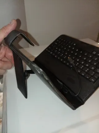 Funda negra con teclado y soporte para tablet