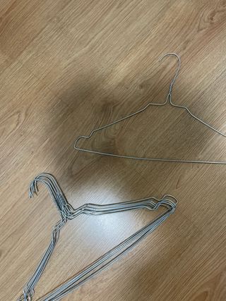 Perchas de metal plateadas