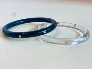 Braccialetti trasparenti e neri con dettagli