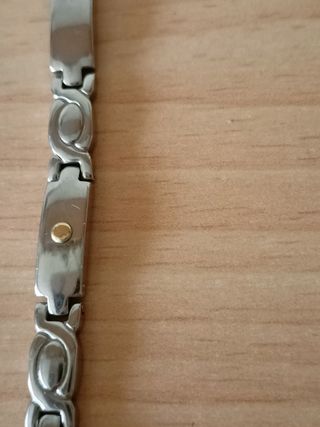 Pulsera plateada con detalle dorado