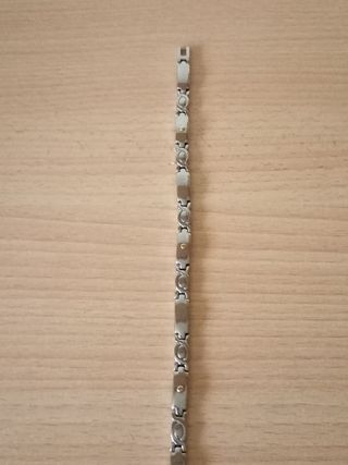 Pulsera plateada con detalle dorado