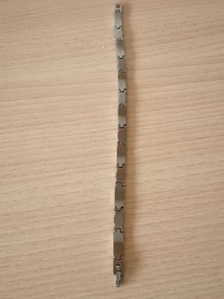 Pulsera plateada con detalle dorado