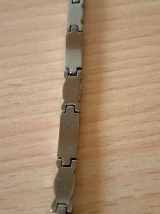 Pulsera plateada con detalle dorado